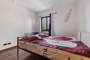 a bedroom with a bed in a room with a window at Casa Zoe in Arco