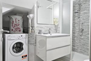 a bathroom with a washing machine and a sink at Jerzu Centro in Jerzu