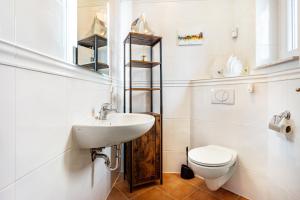ein Badezimmer mit Waschbecken und Toilette in der Unterkunft Dreamliner in Sassnitz + 33 Fotos