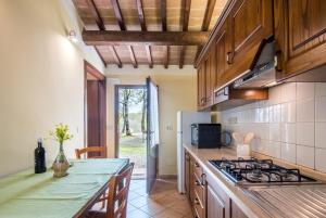 a kitchen with a stove and a counter top at Faetino - Pavone in Colle di Val d'Elsa