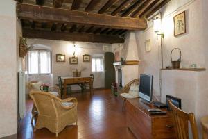 a living room with a desk with a computer on it at Casina nel Borgo Antico in Bibbona