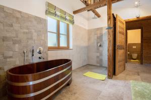 ein großes Badezimmer mit Badewanne und Dusche in der Unterkunft Bergchalet 1 in Freyung + 22 Fotos