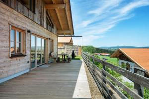 ein hölzerner Gehweg an der Seite eines Gebäudes in der Unterkunft Bergchalet 1 in Freyung