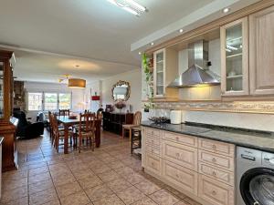 a kitchen and dining room with a dining table at Villa Mila in Tera