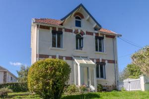 a white house with a red roof at Charmant Cottage - Saint-Junien in Saint-Junien
