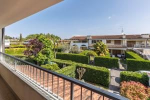a balcony with a view of a garden at Apt Gardasee Lazise Colá in Colà di Lazise