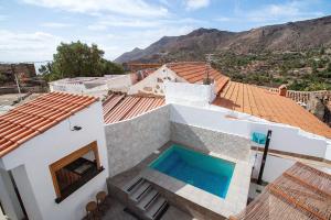 a house with a swimming pool on the roof at Casa Celestina in Temisas