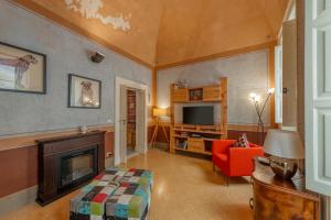 a living room with a fireplace and a television at La Cartapesta in Lecce
