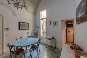 a dining room with a blue table and chairs at La Cartapesta in Lecce