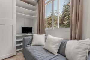 a living room with a couch and a window at Estudio Rebe in Tazacorte
