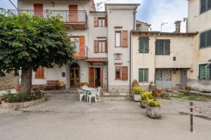 a group of buildings with a table in the courtyard at Casa Mary in Prataccio