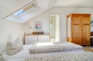 a bedroom with two beds and a window at Ferienwohnungen Riedel in Immenstaad am Bodensee