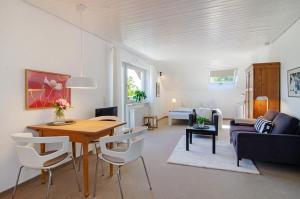 a living room with a table and a couch at Ferienwohnungen Riedel in Immenstaad am Bodensee