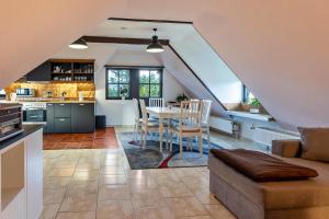 a kitchen and living room with a table and chairs at Ferienwohnung Eichkater in Dannau