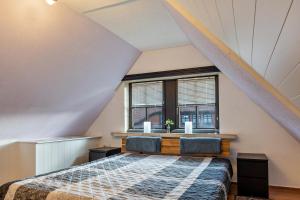 a bedroom with a bed and a window at Ferienwohnung Eichkater in Dannau