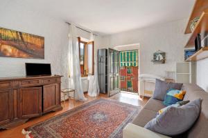 a living room with a couch and a tv at Luca Via Gavazzo 18 in Bonassola