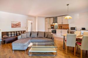 a living room with a couch and a table at Reinhards Ferienwohnung in Greifswald
