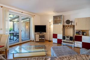 a living room with a couch and a tv at Reinhards Ferienwohnung in Greifswald