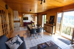 a kitchen and living room with a table and chairs at Chalet Bellevue Vue exceptionnelle in Basse-sur-le-Rupt