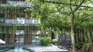 a courtyard with chairs and a tree in front of a building at Arama Transit Hotel in Katunayaka