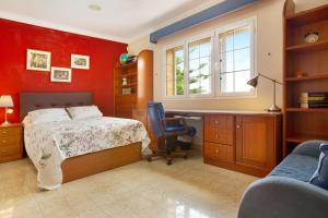 a bedroom with a bed and a desk and a chair at Holiday Home Hemi in Valsequillo