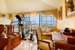 a living room with a couch and a desk and a television at Holiday Home Hemi in Valsequillo
