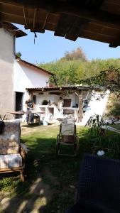 a yard with two chairs and a house at Beb La Patataia Home in Bormida