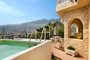 a house with a swimming pool on a patio at Holiday Home Hemi in Valsequillo