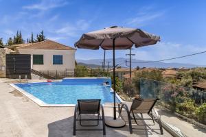 een zwembad met twee ligstoelen en een parasol bij Oceanida Sofia Luxury Suite in Nikiana