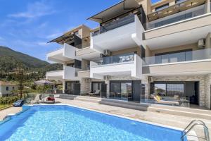 een luxe villa met een zwembad bij Oceanida Sofia Luxury Suite in Nikiana