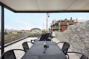 a patio with a table and chairs on a balcony at Guesthouse dos Limites in Espinho
