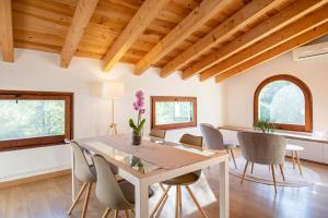 a dining room with a table and chairs at L'Altell in Montagut