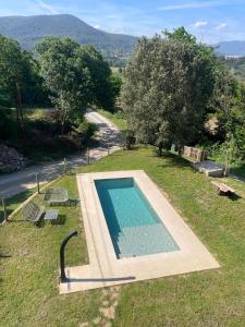 a swimming pool in the middle of a grass field at L'Altell in Montagut