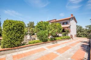 an estate with a fountain and a house at Villa Vanna - Certaldo in Vico dʼElsa