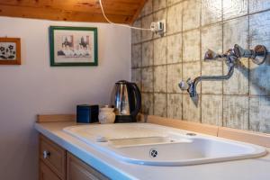 ein Badezimmer mit Waschbecken und Armatur in der Unterkunft Haus Botter in Klobenstein + 18 Fotos