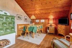 ein Esszimmer mit Tisch und Fernseher in einer Kabine in der Unterkunft Haus Botter in Klobenstein
