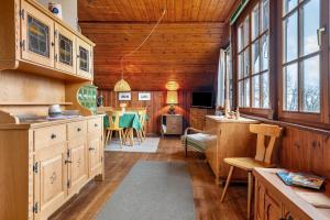 eine Küche mit Holzschränken und ein Esszimmer in der Unterkunft Haus Botter in Klobenstein