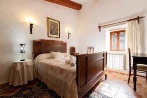 a bedroom with a bed and a desk and a piano at Plana Morro in Pollença