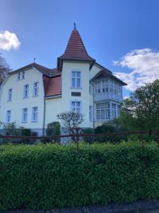 a large white house with a large roof at Bunte Ferienhaussiedlung in Rheinsberg