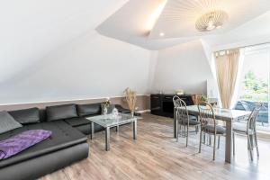 a living room with a couch and a table at Uhse Wohlfühloase in Heide