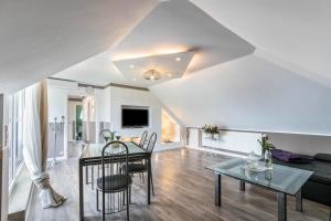 a living room with a table and a couch at Uhse Wohlfühloase in Heide