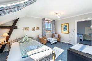 a bedroom with a bed and a living room at Ferienwohnung Bauernhof Rohde in Gremersdorf