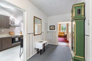 a kitchen with a green column in the middle of a room at Ferienwohnung Bauernhof Rohde in Gremersdorf