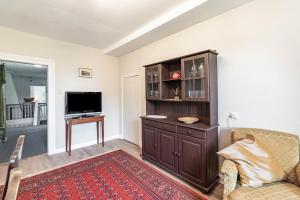 a living room with a tv and a couch at Ferienwohnung Bauernhof Rohde in Gremersdorf