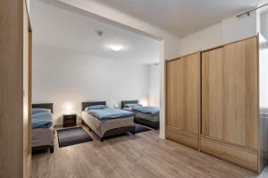 a bedroom with two beds and a closet at Ferienwohnung Am Theaterplatz in Gera