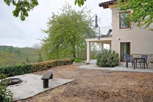 a backyard with a table and chairs and a house at Casa Rea in Murazzano