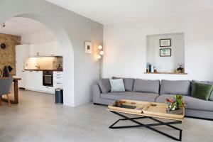a living room with a couch and a table at Casa Rea in Murazzano