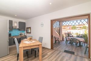 a kitchen and dining room with a table and chairs at Mavi Piano Terra in Palau