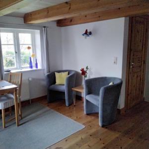 ein Wohnzimmer mit zwei Stühlen und einem Tisch in der Unterkunft Friesenhaus Anke in Struckum + 3 Fotos