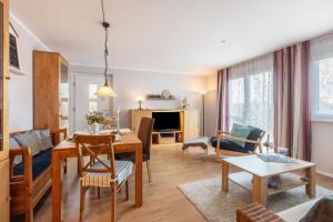 salon ze stołem i jadalnią w obiekcie Wolke 7 w mieście Görwihl